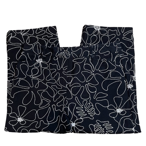Talbots Petite Black and White Floral Capris. Size 4 - Picture 3 of 6